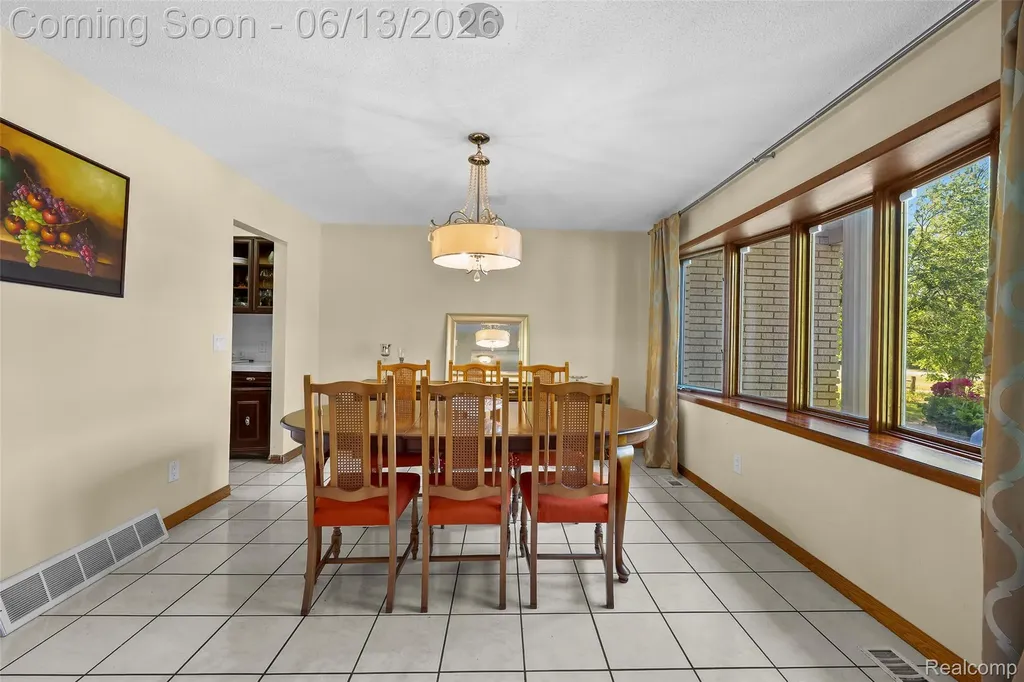 28700 W 14 Mile Road West Bloomfield Charter Township MI 48322