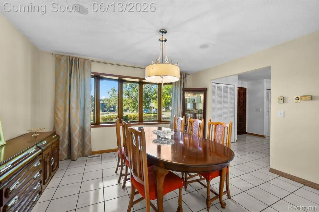28700 W 14 Mile Road West Bloomfield Charter Township MI 48322