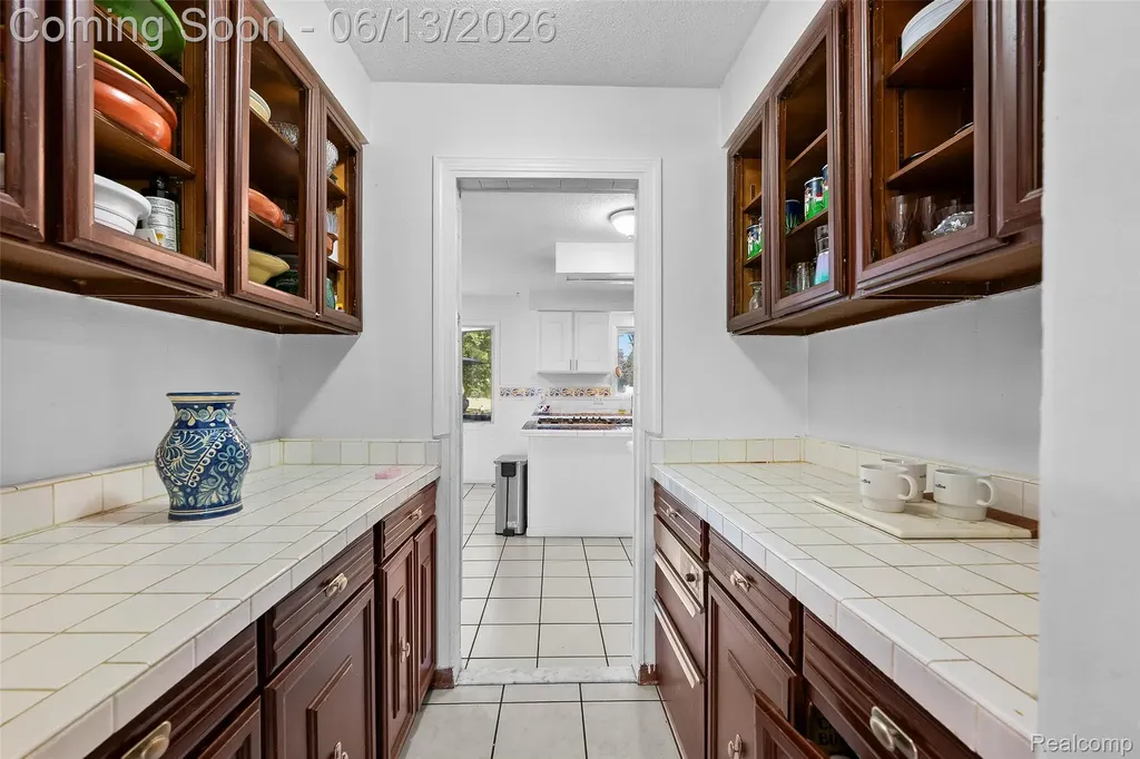 28700 W 14 Mile Road West Bloomfield Charter Township MI 48322