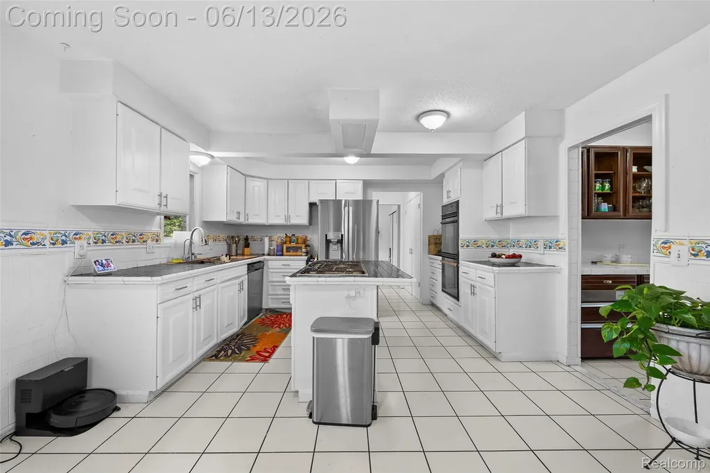 28700 W 14 Mile Road West Bloomfield Charter Township MI 48322