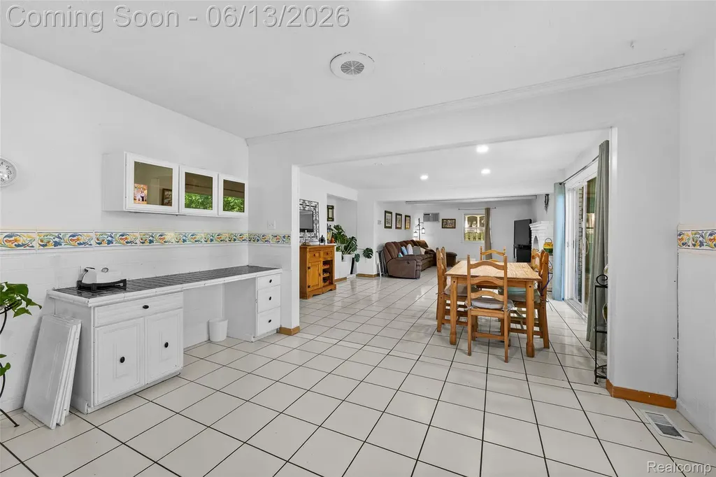 28700 W 14 Mile Road West Bloomfield Charter Township MI 48322