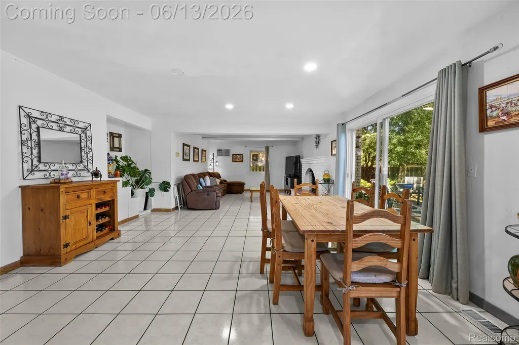 28700 W 14 Mile Road West Bloomfield Charter Township MI 48322