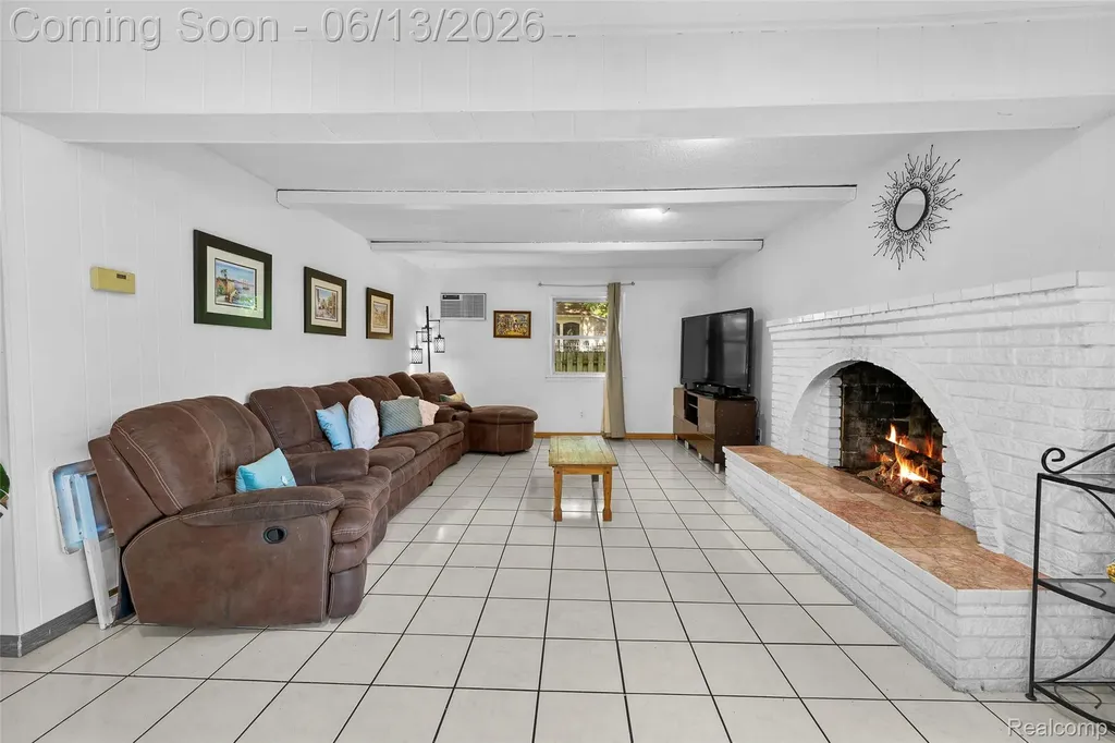 28700 W 14 Mile Road West Bloomfield Charter Township MI 48322