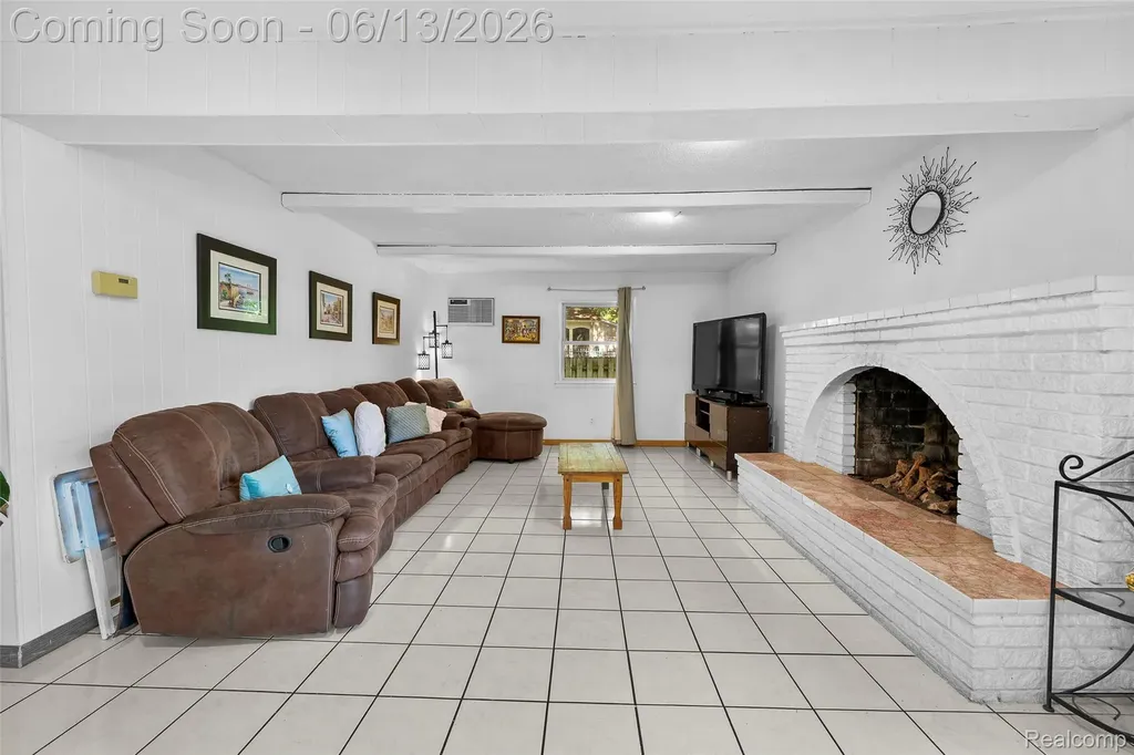 28700 W 14 Mile Road West Bloomfield Charter Township MI 48322