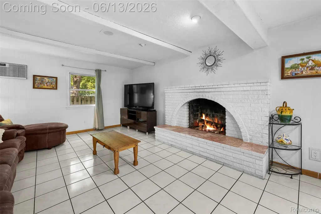 28700 W 14 Mile Road West Bloomfield Charter Township MI 48322