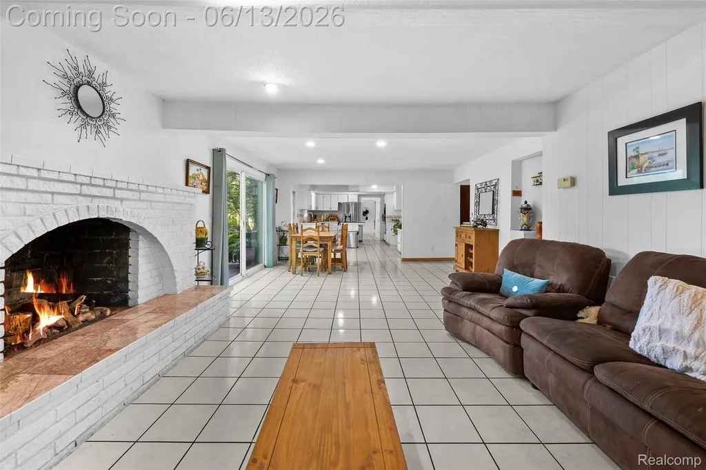 28700 W 14 Mile Road West Bloomfield Charter Township MI 48322