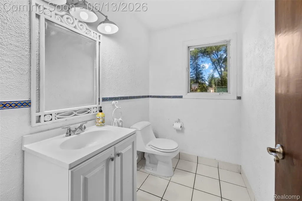 28700 W 14 Mile Road West Bloomfield Charter Township MI 48322
