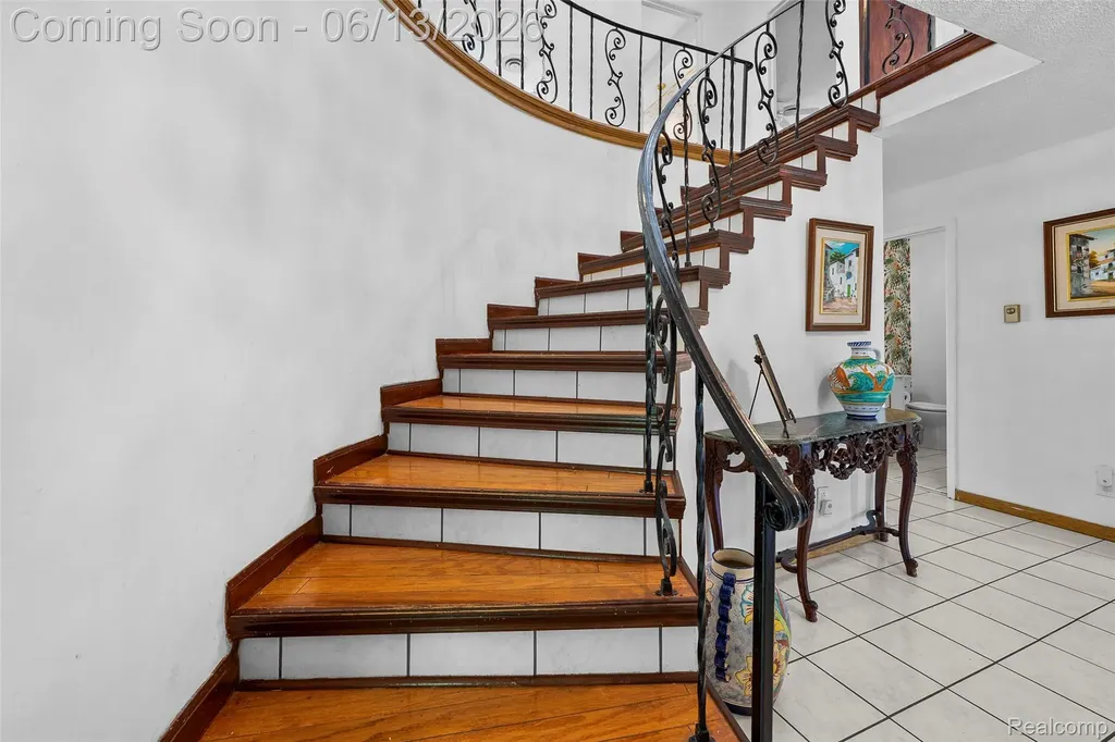 28700 W 14 Mile Road West Bloomfield Charter Township MI 48322
