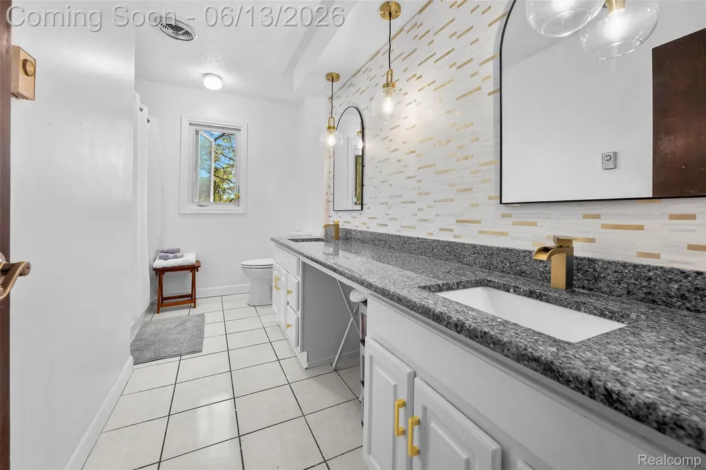 28700 W 14 Mile Road West Bloomfield Charter Township MI 48322