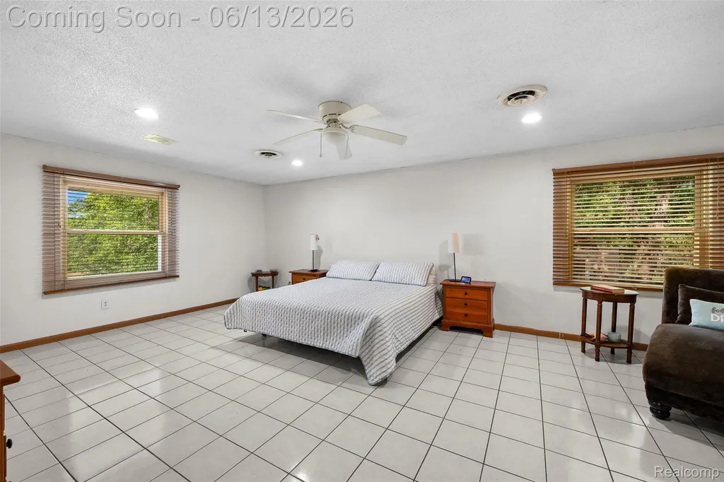 28700 W 14 Mile Road West Bloomfield Charter Township MI 48322