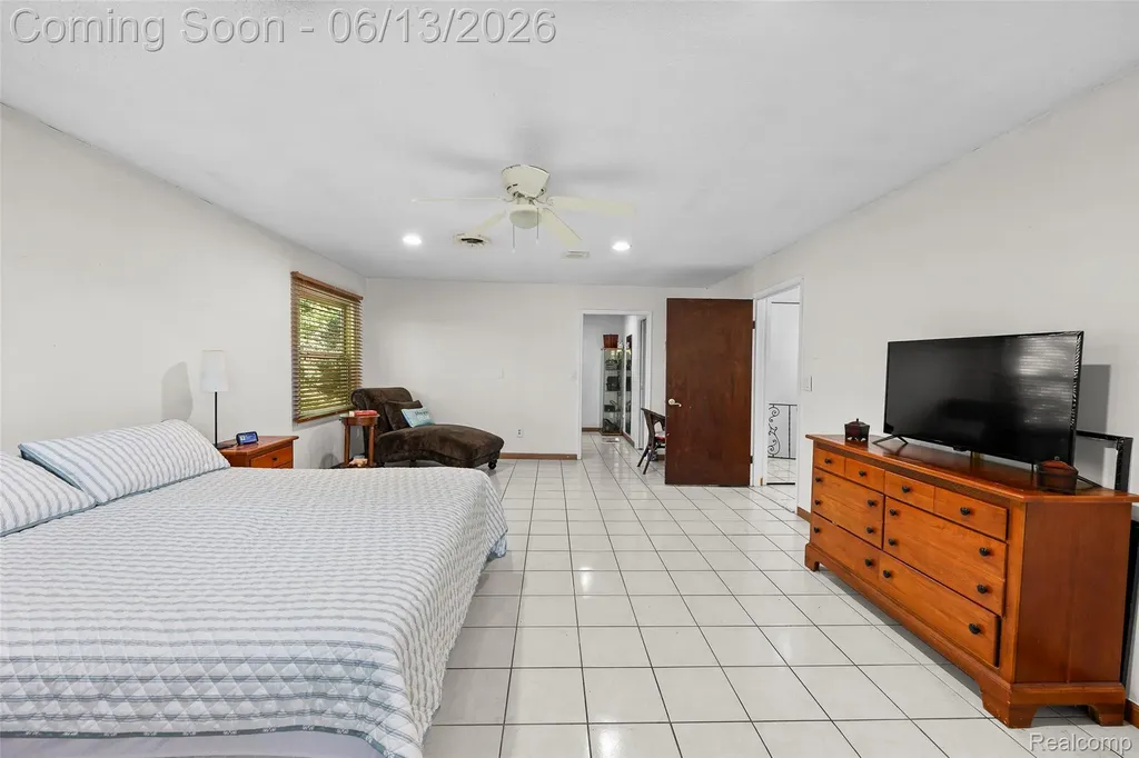 28700 W 14 Mile Road West Bloomfield Charter Township MI 48322
