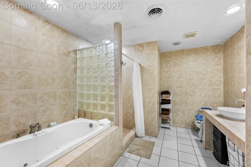 28700 W 14 Mile Road West Bloomfield Charter Township MI 48322