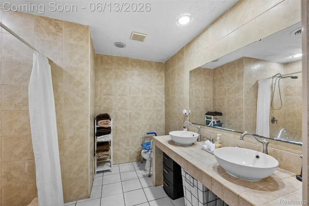 28700 W 14 Mile Road West Bloomfield Charter Township MI 48322