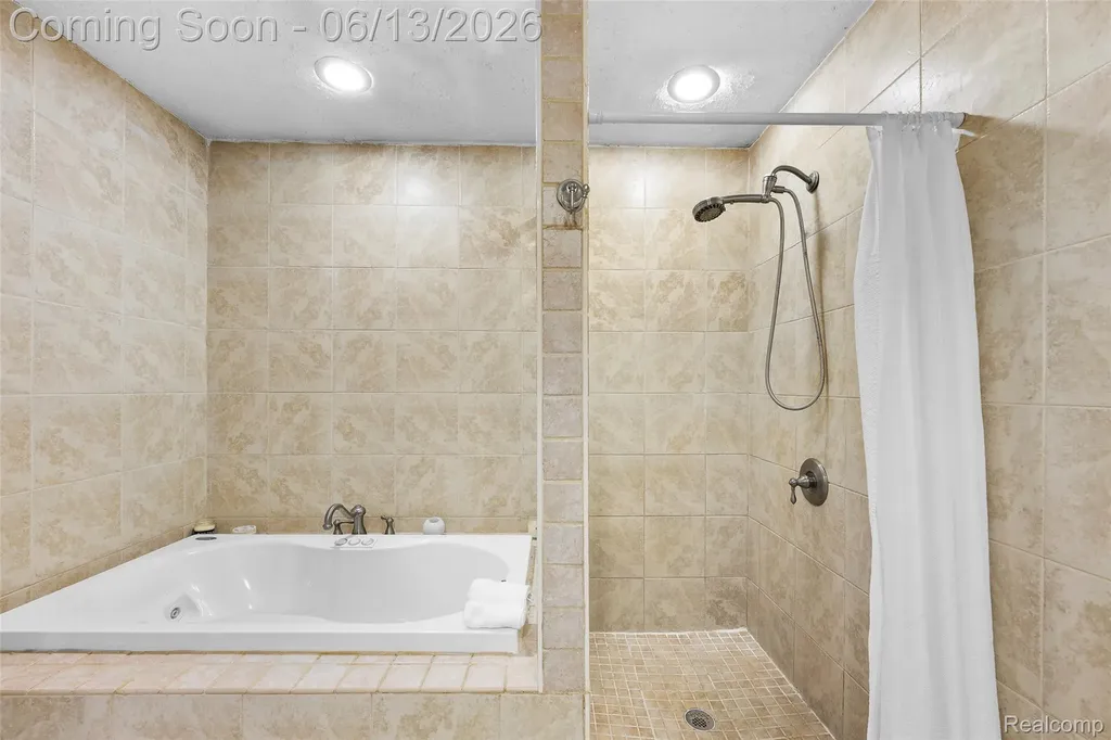 28700 W 14 Mile Road West Bloomfield Charter Township MI 48322