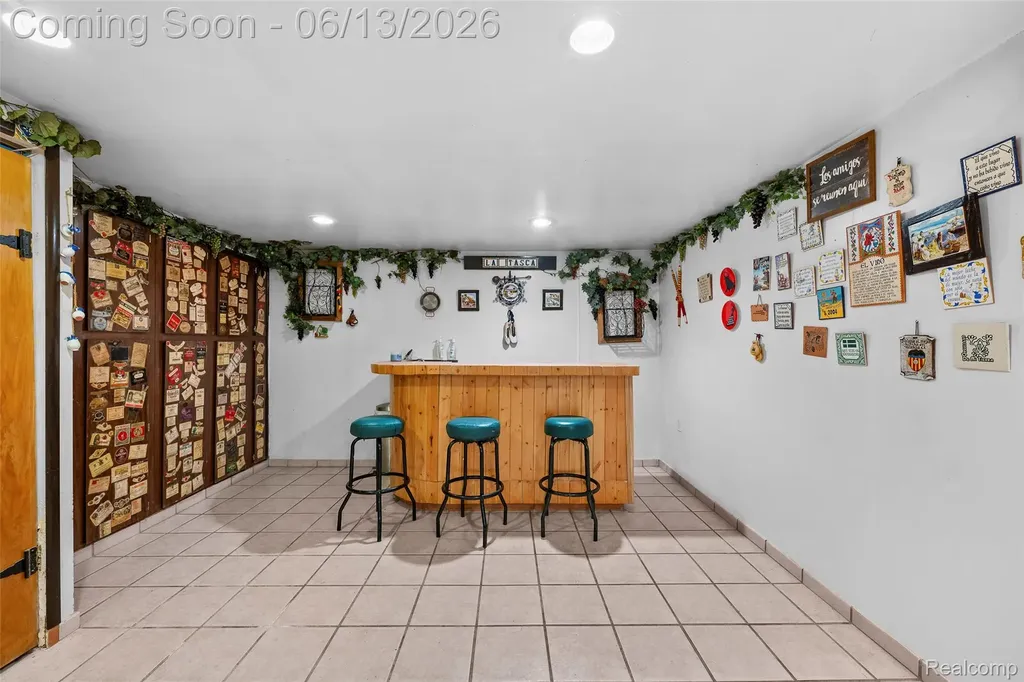 28700 W 14 Mile Road West Bloomfield Charter Township MI 48322