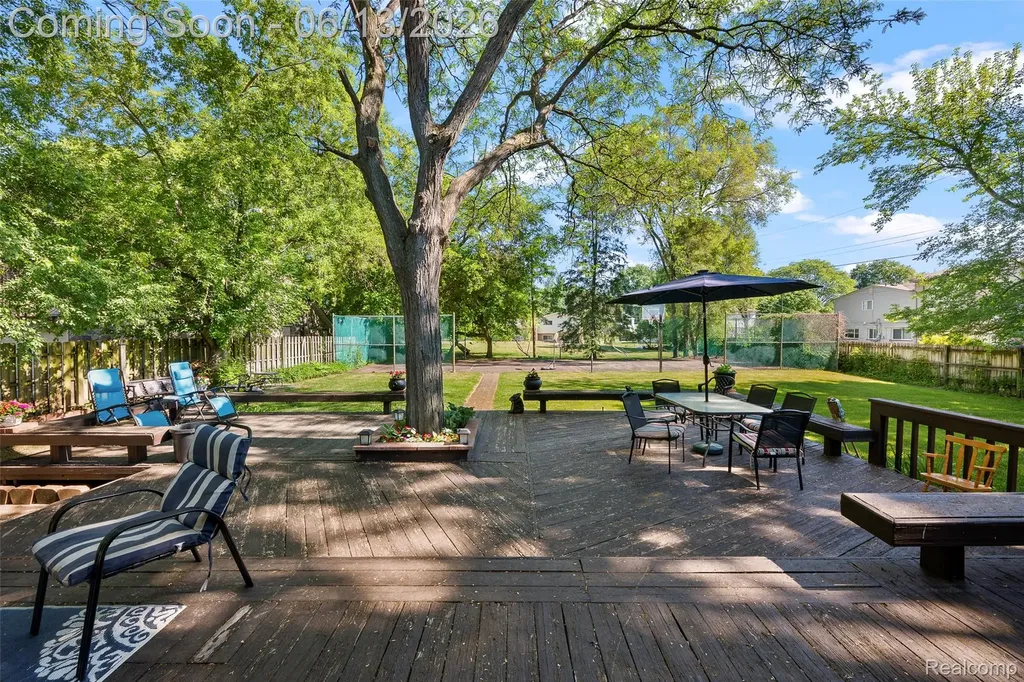28700 W 14 Mile Road West Bloomfield Charter Township MI 48322
