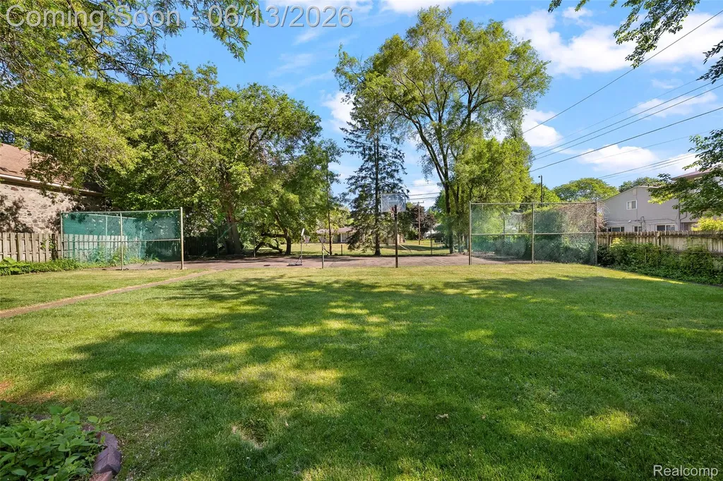 28700 W 14 Mile Road West Bloomfield Charter Township MI 48322
