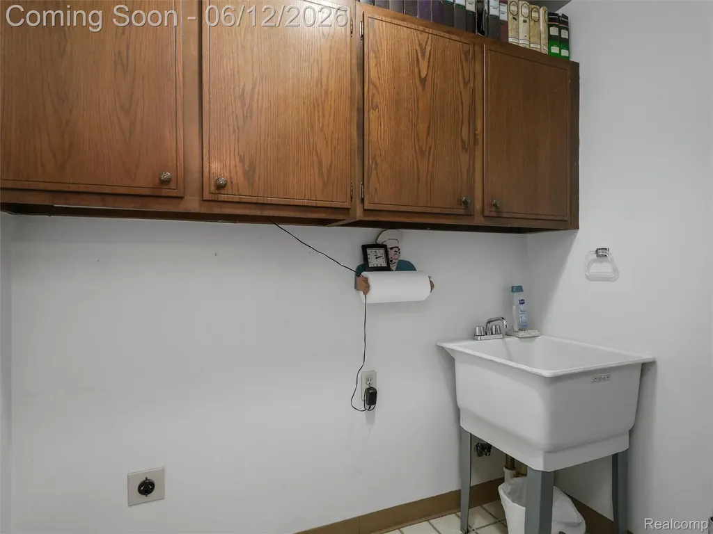 5057 Prentis Drive Troy City MI 48085
