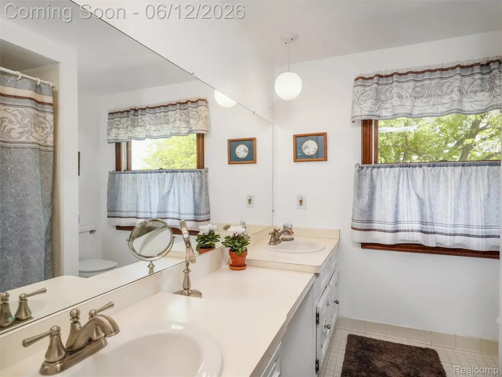 5057 Prentis Drive Troy City MI 48085