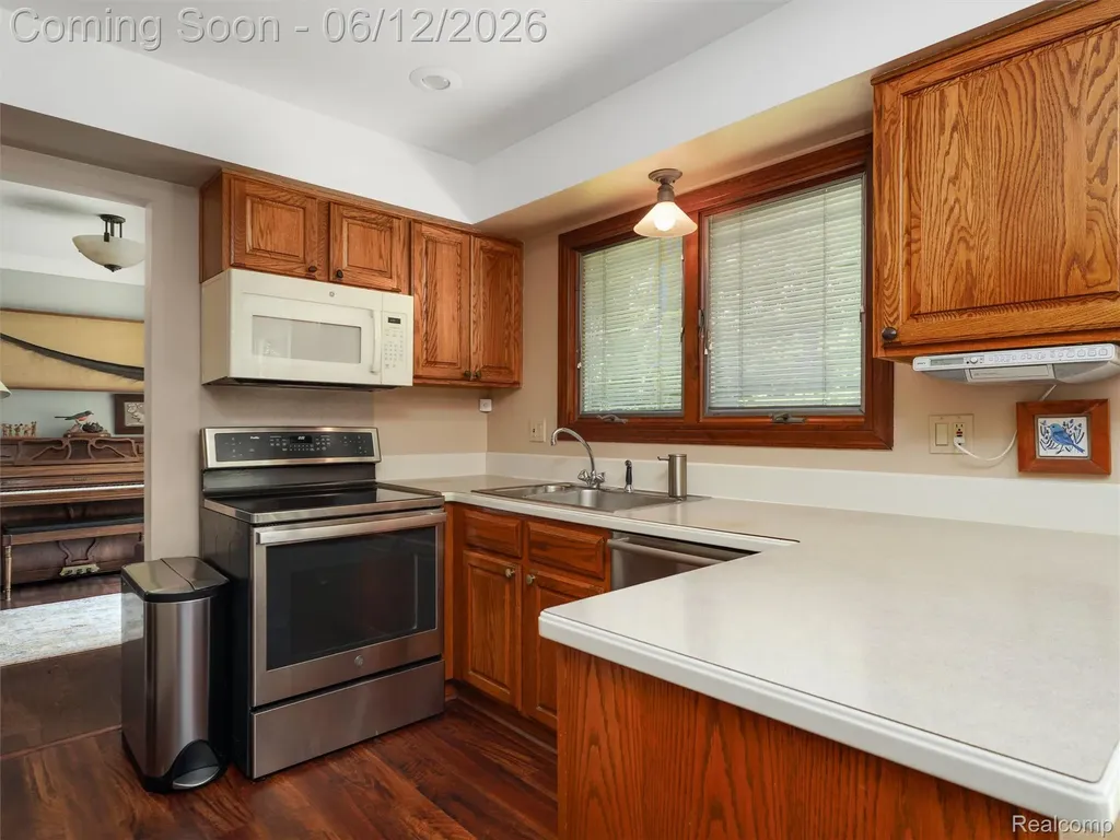 5057 Prentis Drive Troy City MI 48085