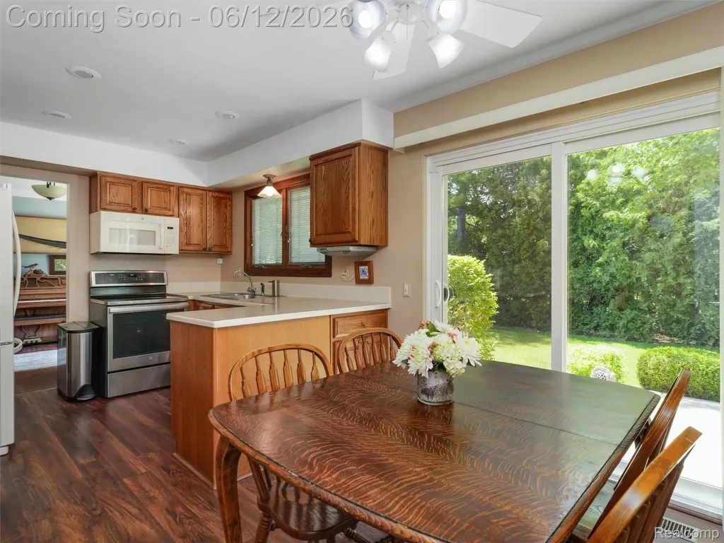 5057 Prentis Drive Troy City MI 48085