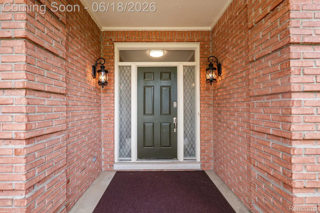 1902 Grayslake Drive Rochester Hills City MI 48306