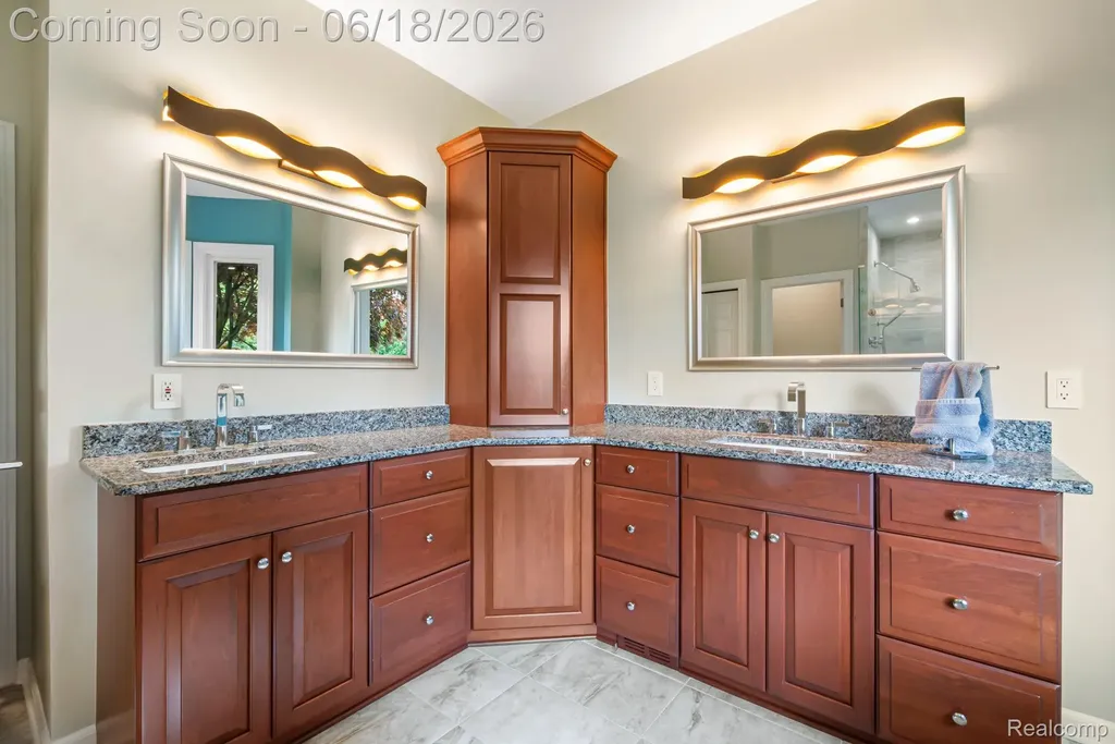 1902 Grayslake Drive Rochester Hills City MI 48306