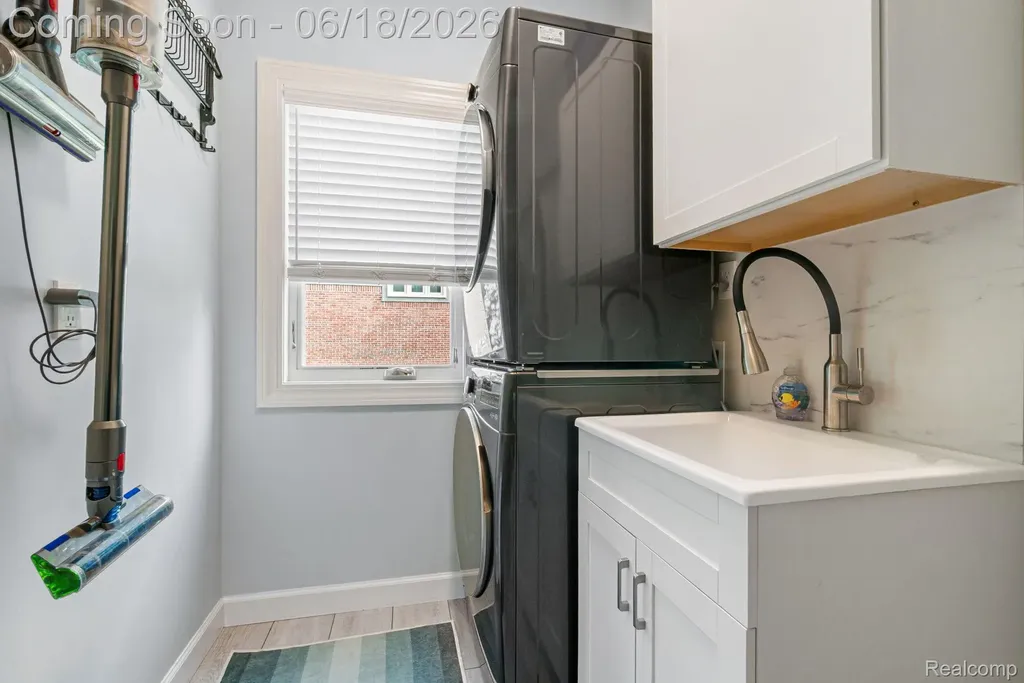 1902 Grayslake Drive Rochester Hills City MI 48306