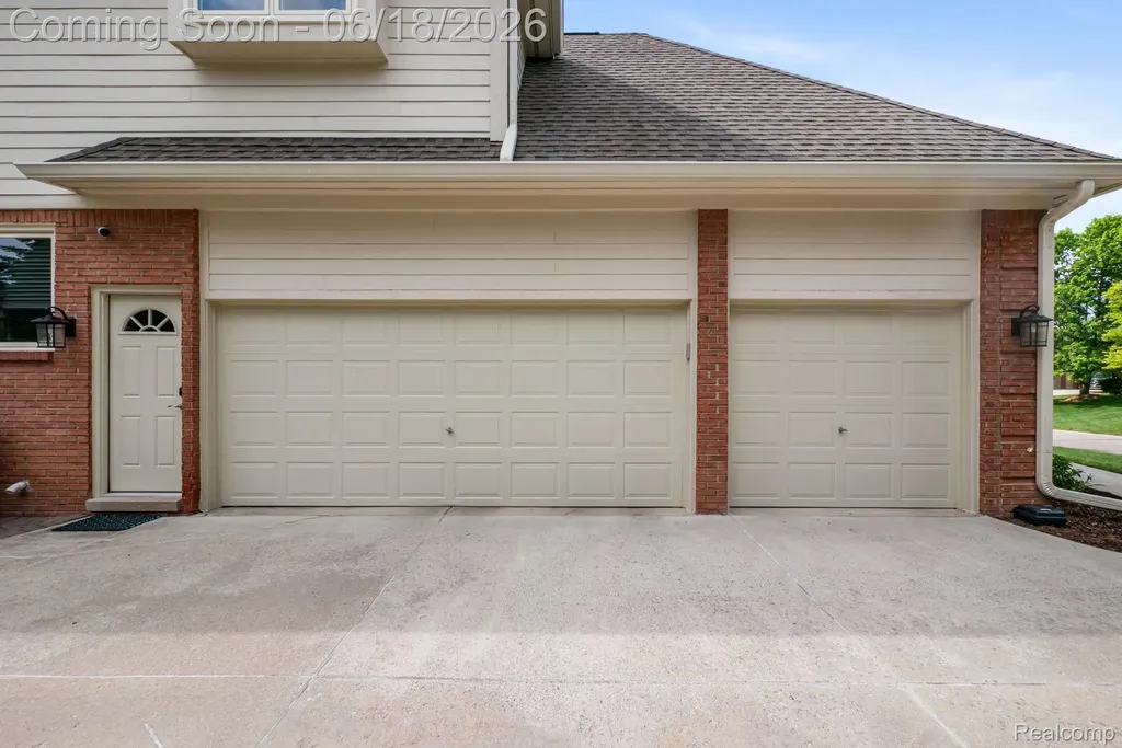 1902 Grayslake Drive Rochester Hills City MI 48306