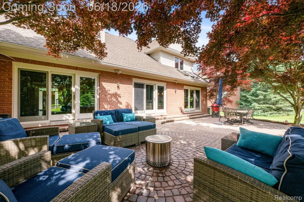 1902 Grayslake Drive Rochester Hills City MI 48306