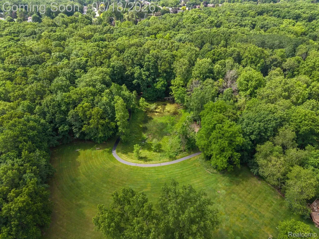 1902 Grayslake Drive Rochester Hills City MI 48306