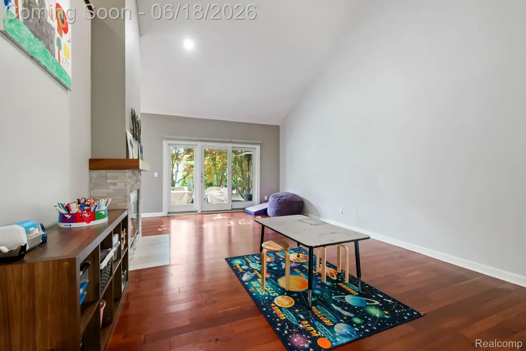1902 Grayslake Drive Rochester Hills City MI 48306