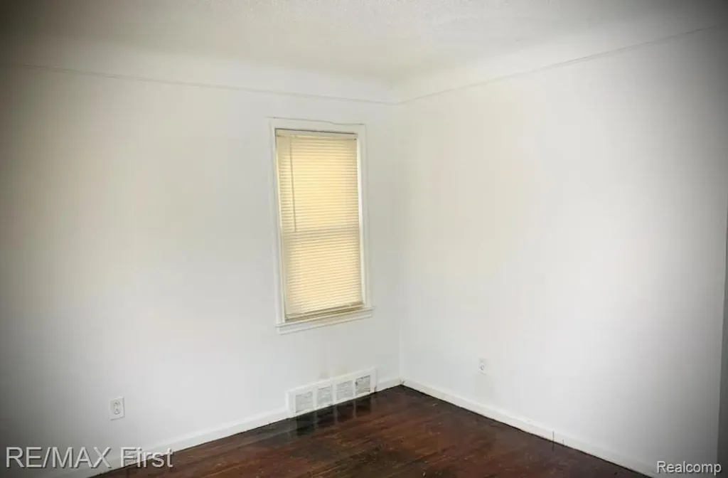 15910 W Parkway Street Detroit City MI 48223