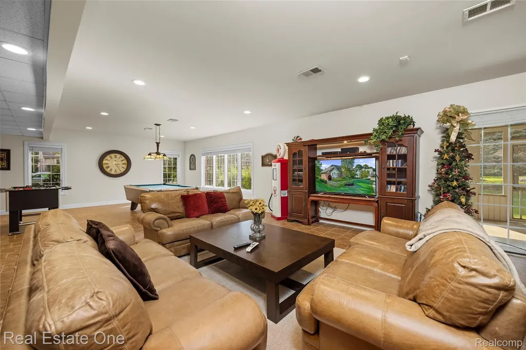 1937 Carsons Cove Commerce Charter Township MI 48390
