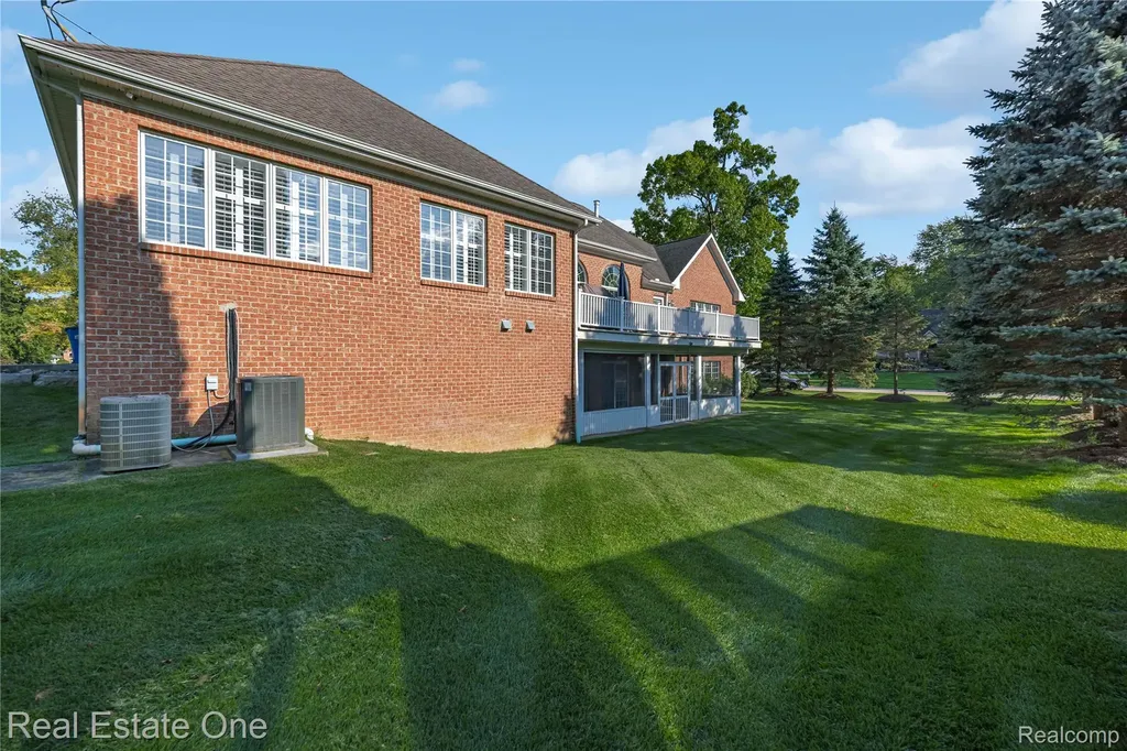 1937 Carsons Cove Commerce Charter Township MI 48390