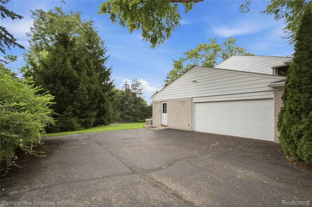 7110 Paterese Drive Bloomfield Hills City MI 48301