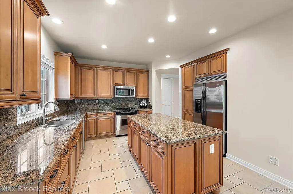 5348 Sunnycrest Drive West Bloomfield Charter Township MI 48323