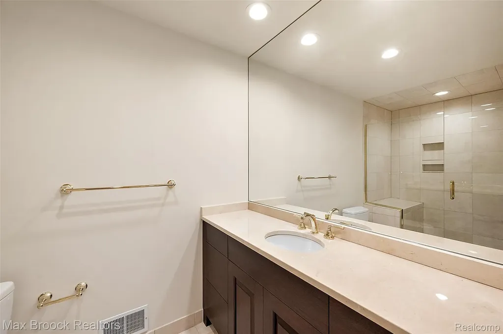 5348 Sunnycrest Drive West Bloomfield Charter Township MI 48323