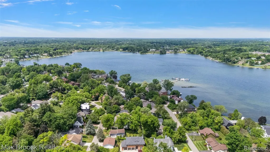 5348 Sunnycrest Drive West Bloomfield Charter Township MI 48323