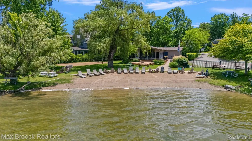 5348 Sunnycrest Drive West Bloomfield Charter Township MI 48323