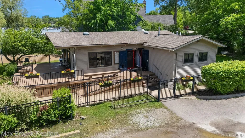 5348 Sunnycrest Drive West Bloomfield Charter Township MI 48323