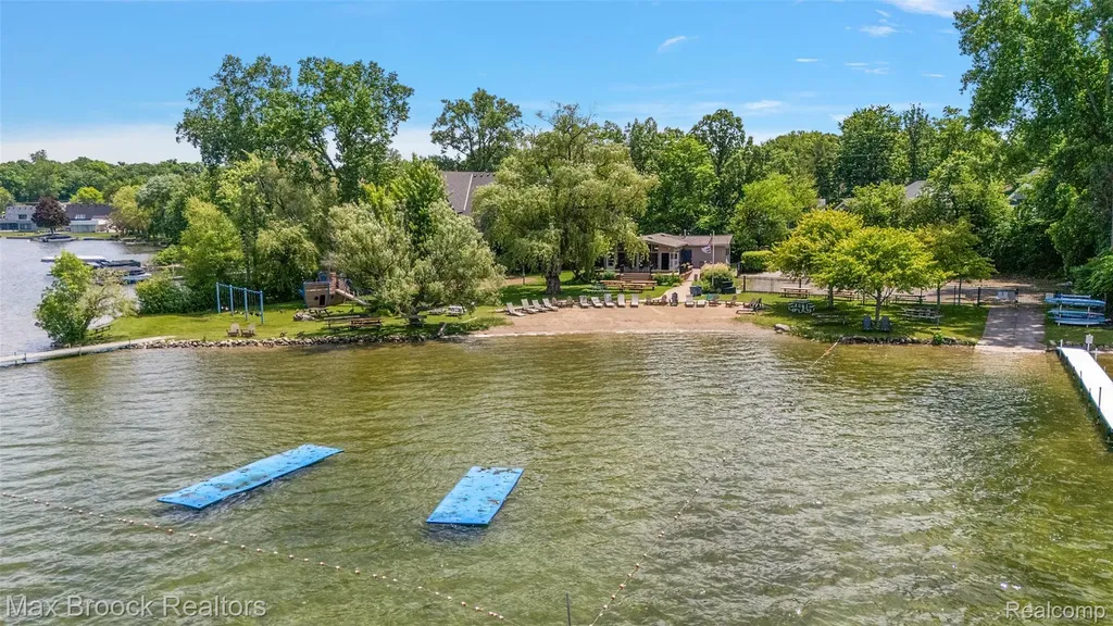 5348 Sunnycrest Drive West Bloomfield Charter Township MI 48323
