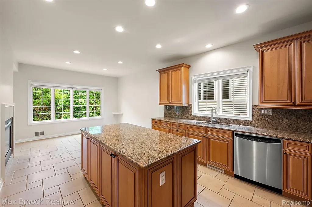 5348 Sunnycrest Drive West Bloomfield Charter Township MI 48323