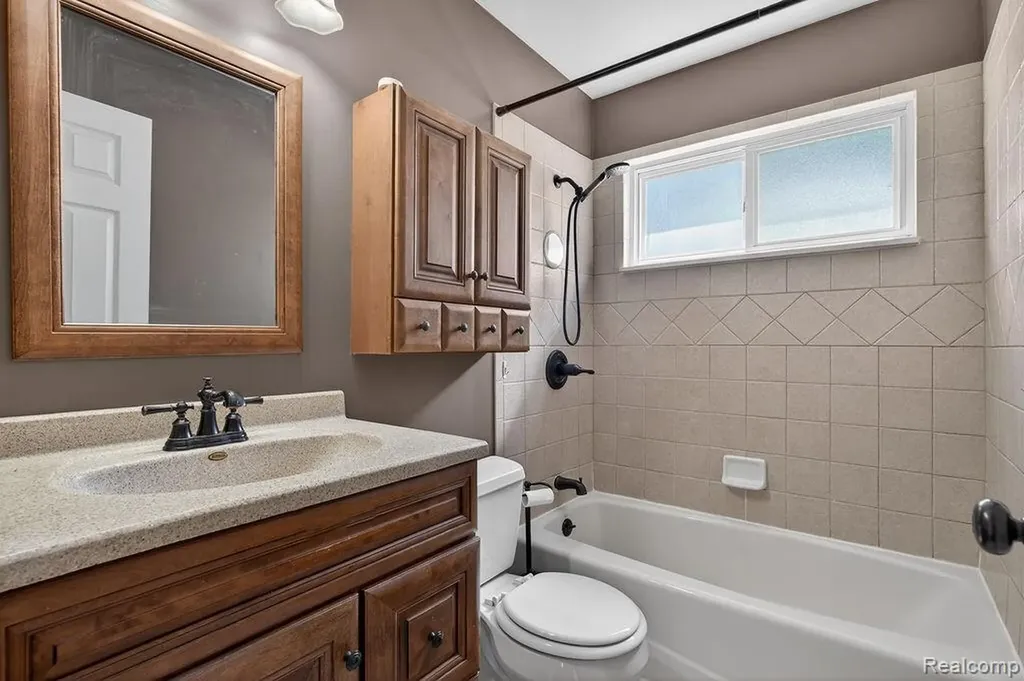 16627 Mccann Street Southgate City MI 48195