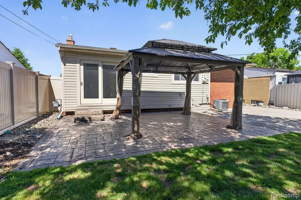 16627 Mccann Street Southgate City MI 48195