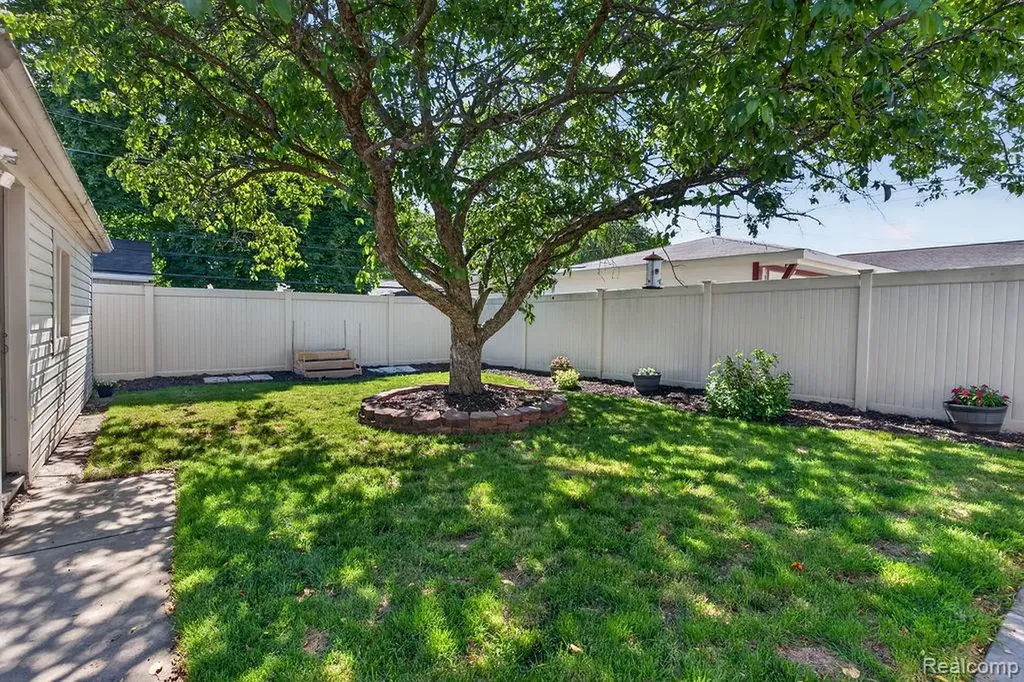 16627 Mccann Street Southgate City MI 48195