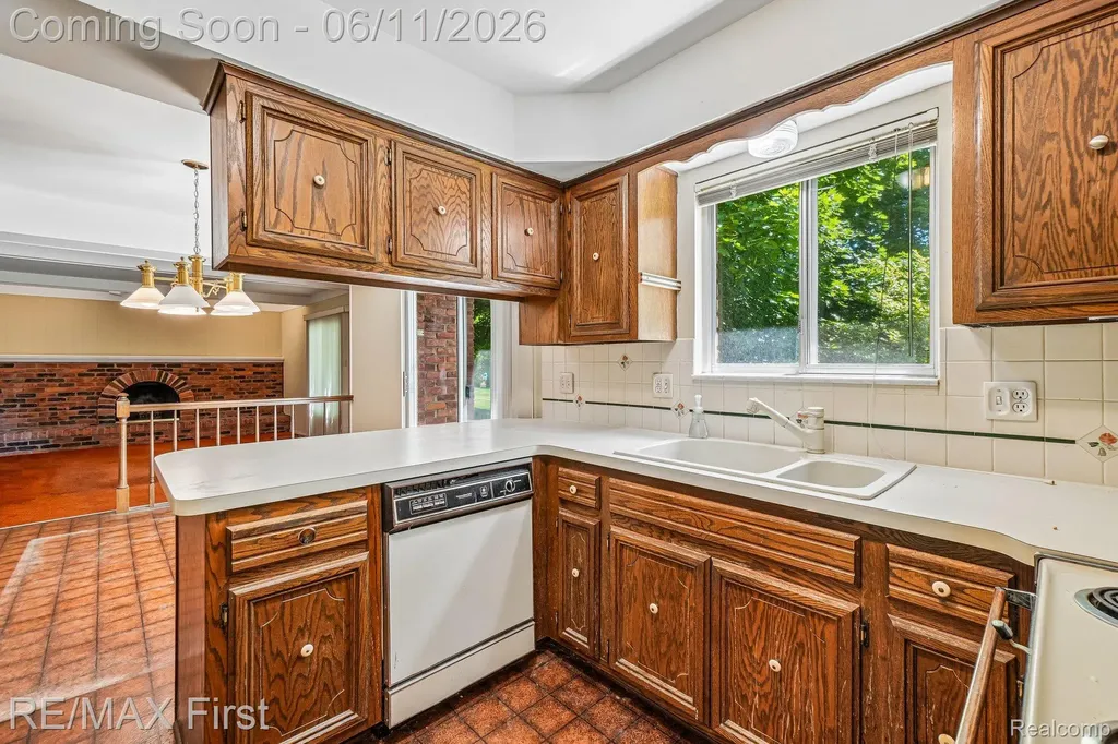 5950 Diamond Drive Troy City MI 48085