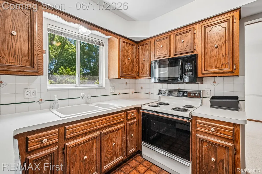 5950 Diamond Drive Troy City MI 48085