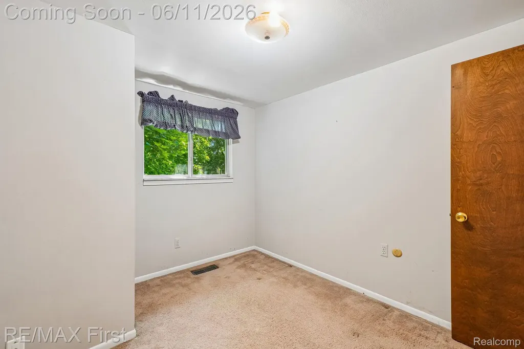 5950 Diamond Drive Troy City MI 48085