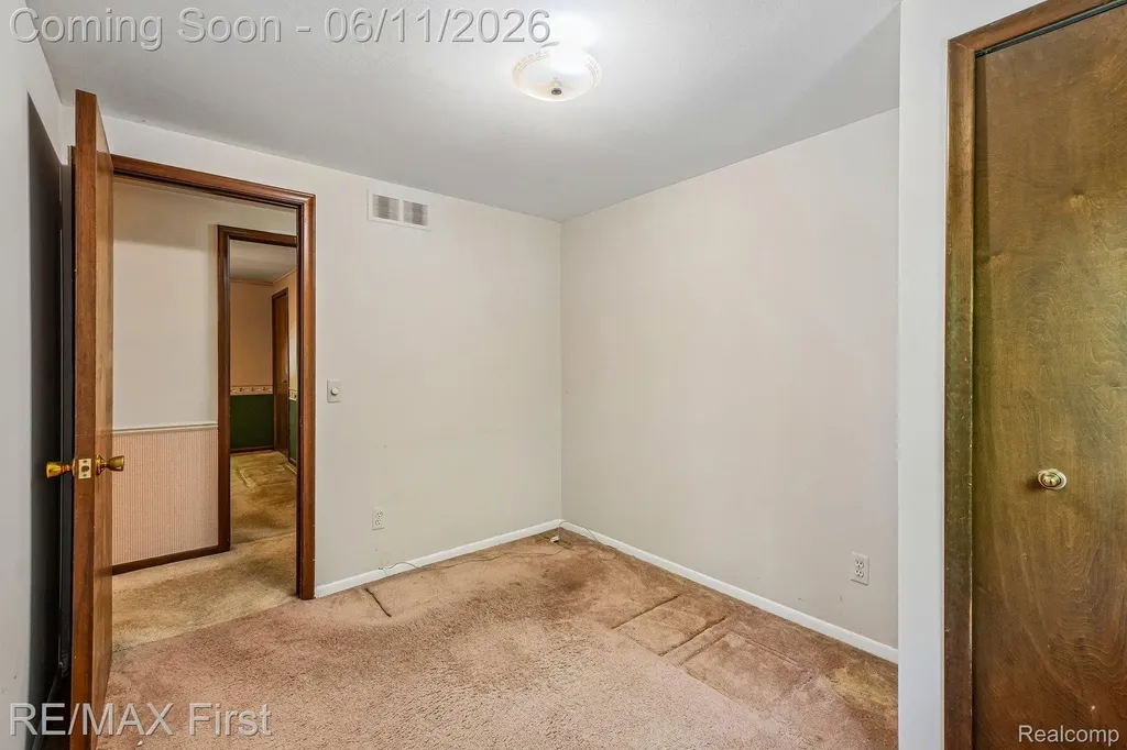 5950 Diamond Drive Troy City MI 48085